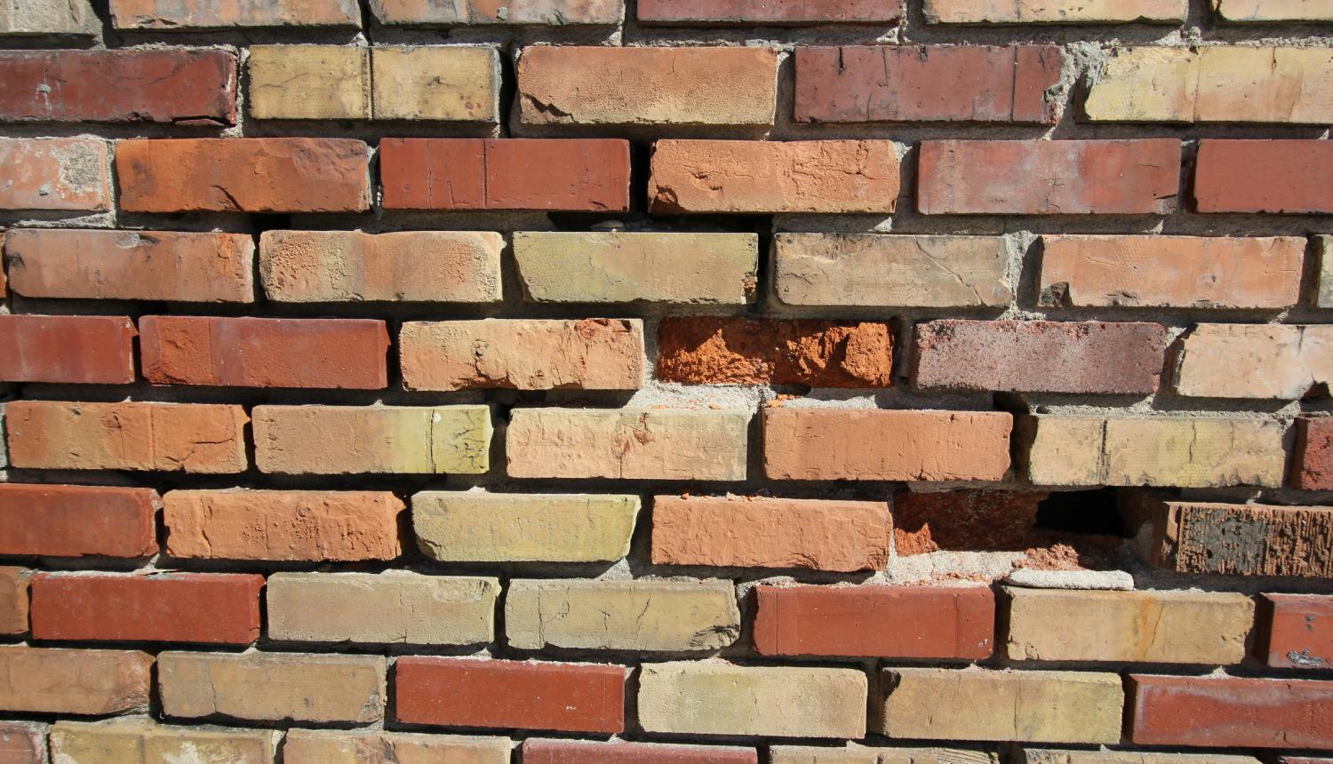 casser un mur en briques