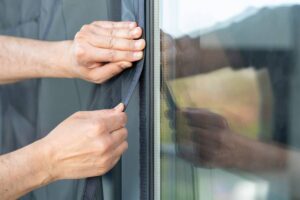 moustiquaires-sur-mesure-les-avantages-d-une-fabrication-a-votre-domicile-en-suisse-romande